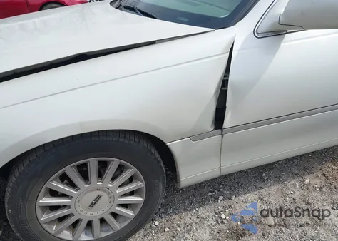 2005 Lincoln Town Car Signature Limited из США, поврежденный, VIN 1LNHM82W65Y603885